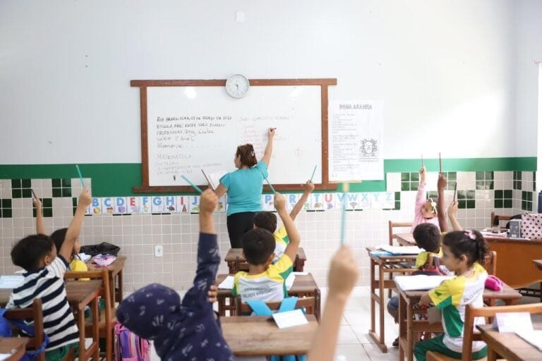 Prefeitura cria gratificação de 60% para professores temporários em dupla jornada