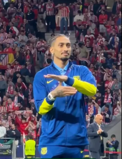 “Foi um jogo roubado”, afirma Raphinha, após Barcelona ser eliminado da Champions League