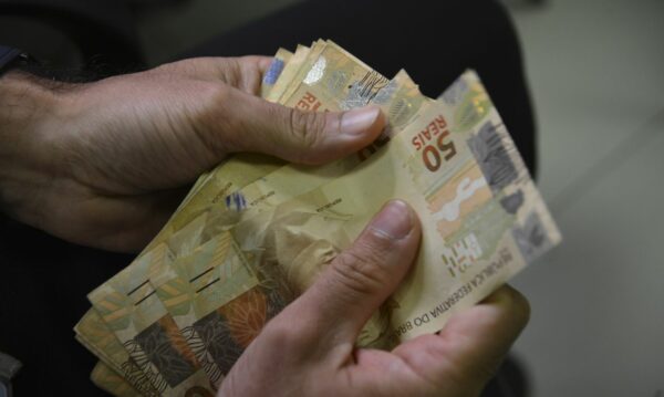 Aposentados e pensionistas do INSS começam a receber 13º nesta sexta