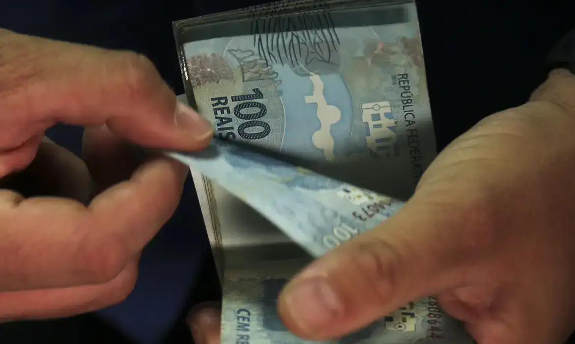 Salário médio do trabalhador amplia recorde e chega a R$ 3.722