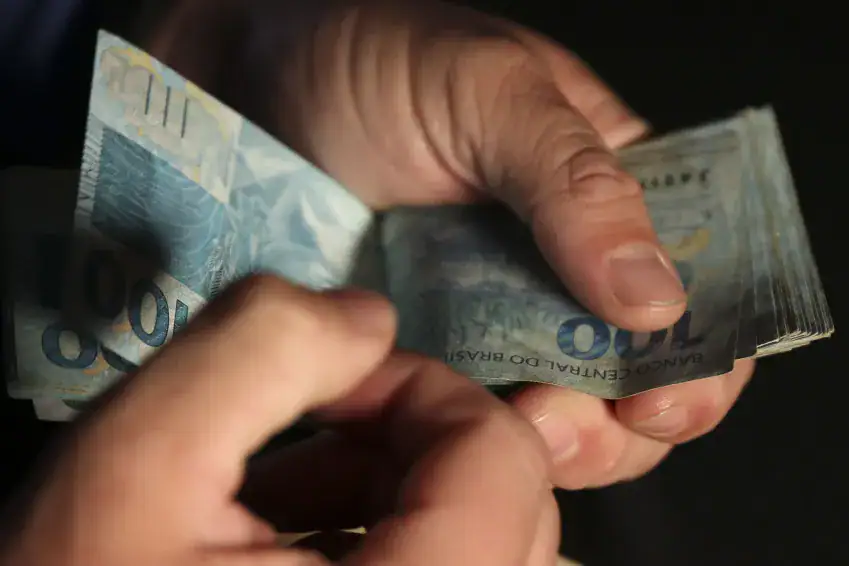Medida da Justiça Eleitoral veda reajuste salarial para servidores públicos a partir desta terça-feira