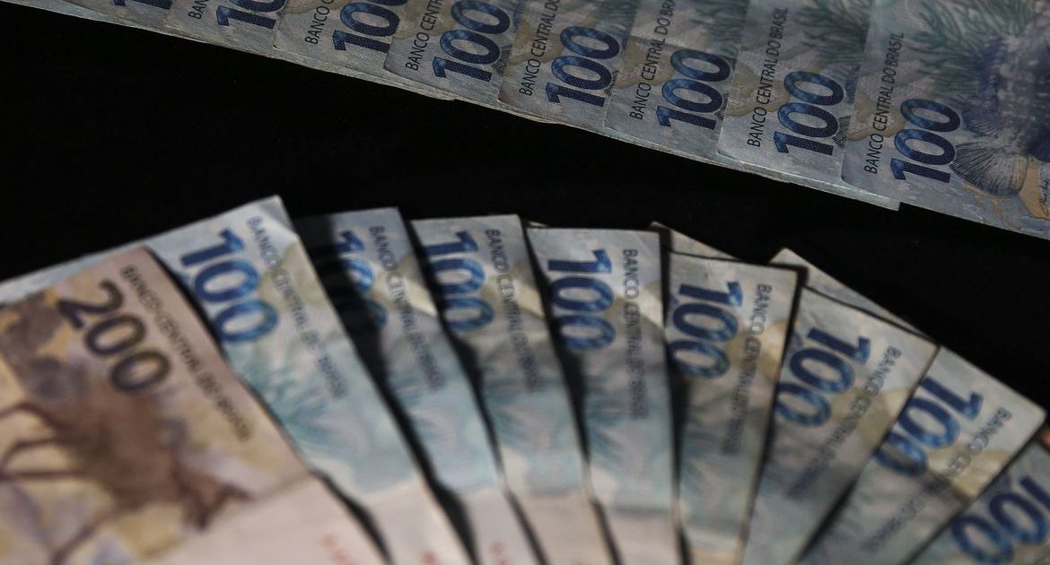 Governo federal propõe salário mínimo de R$ 1.717 em 2027