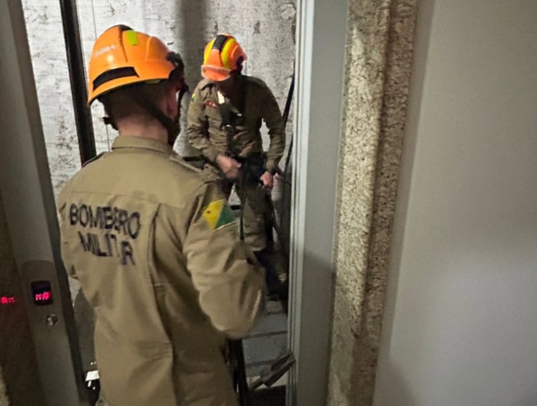 Vídeo mostra bombeiros resgatando mulher após queda de elevador no Acre