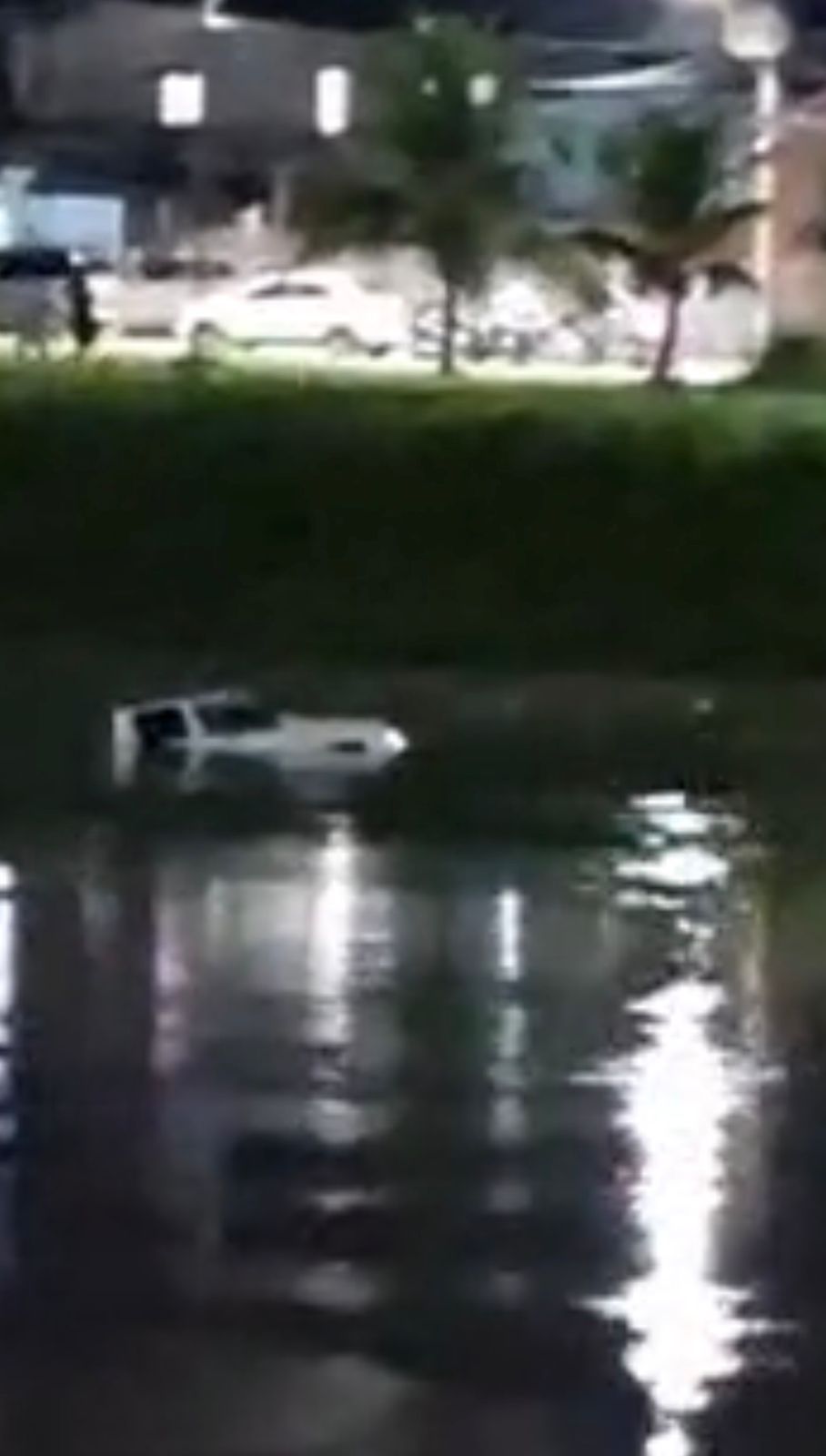 Caminhonete cai no Rio Acre após perder o freio em RB
