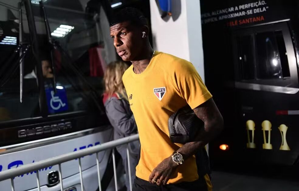 São Paulo avalia rescindir contrato após ‘sumiço’ de Robert Arboleda