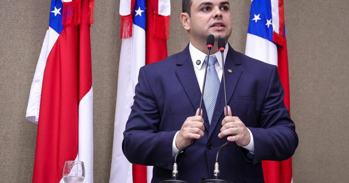 Roberto Cidade formaliza renúncia a salário de governador interino