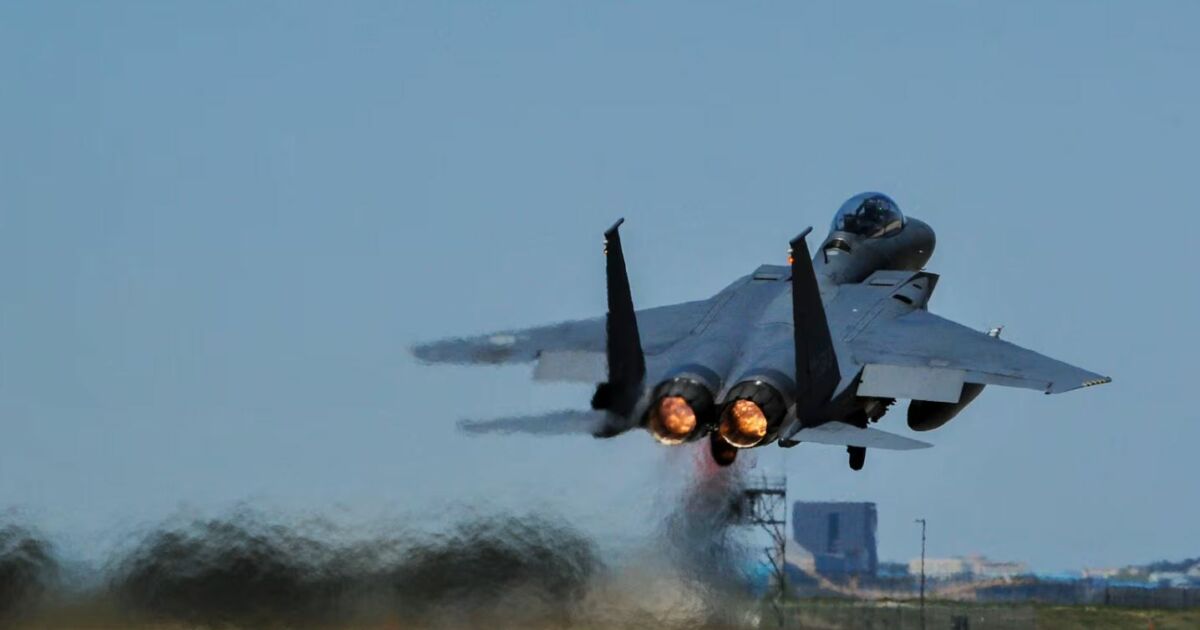 Pilotos da Coreia do Sul batem caças ao tentar tirar fotos durante voo