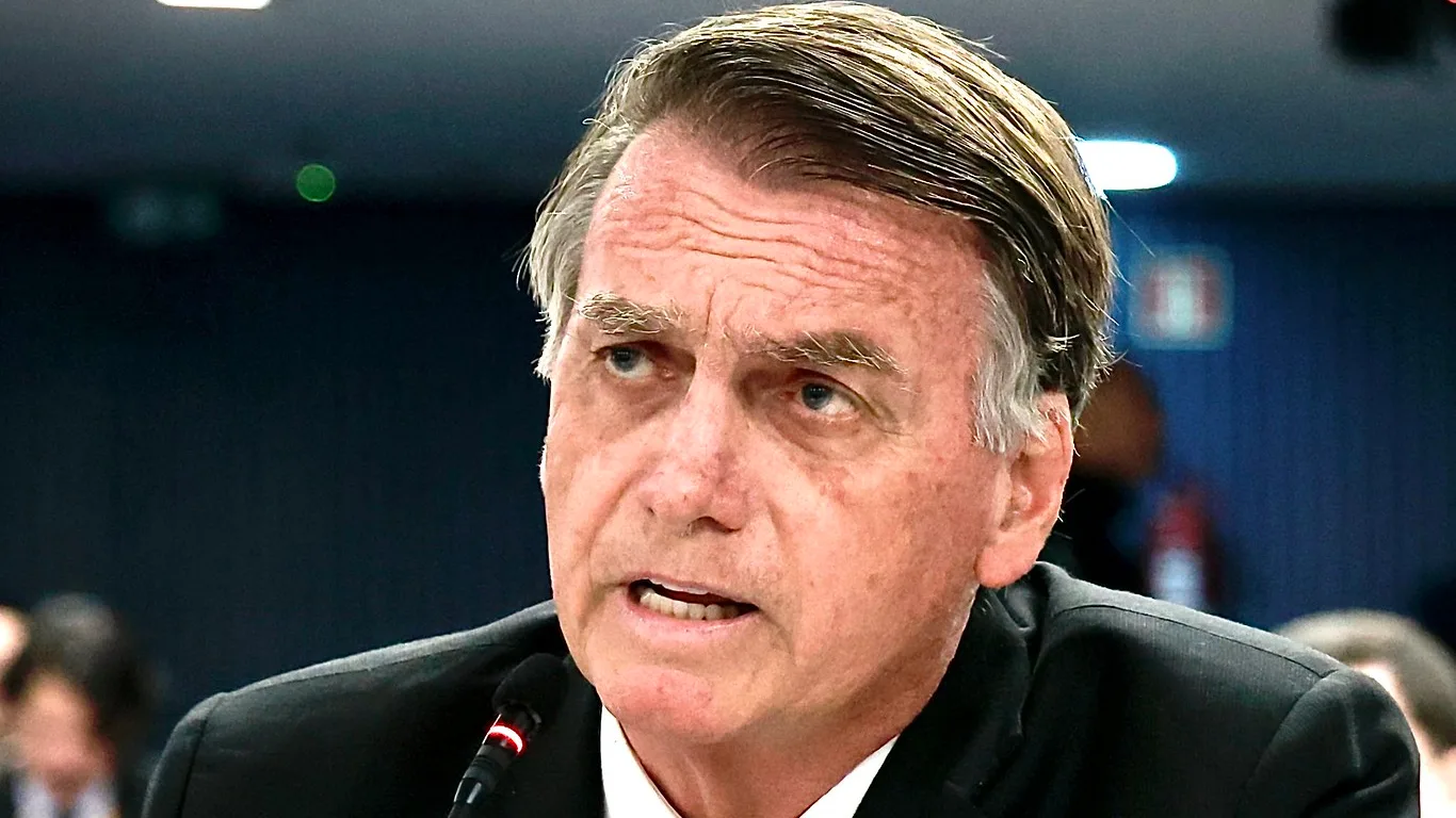 PGR dá parecer favorável a pedido de Bolsonaro para cirurgia no ombro