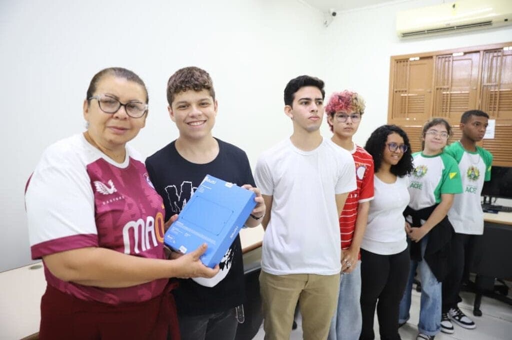 Alunos de escolas integrais recebem tablets com internet em Rio Branco; investimento passa de R$ 159 mil