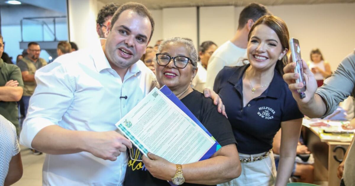 Moradores se emocionam ao receber título definitivo de terra em Manaus