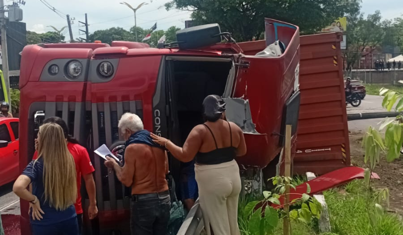 carreta tomba, derruba poste e trava o trânsito na Cosme Ferreira