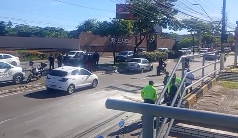 Trânsito na Efigênio Salles é liberado após acidente; vítimas ficam feridas
