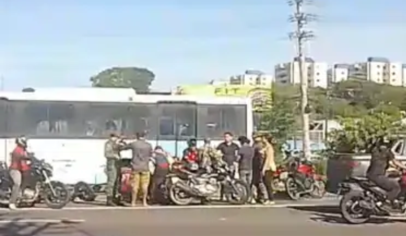 acidente entre moto e carro causa congestionamento na Torquato Tapajós