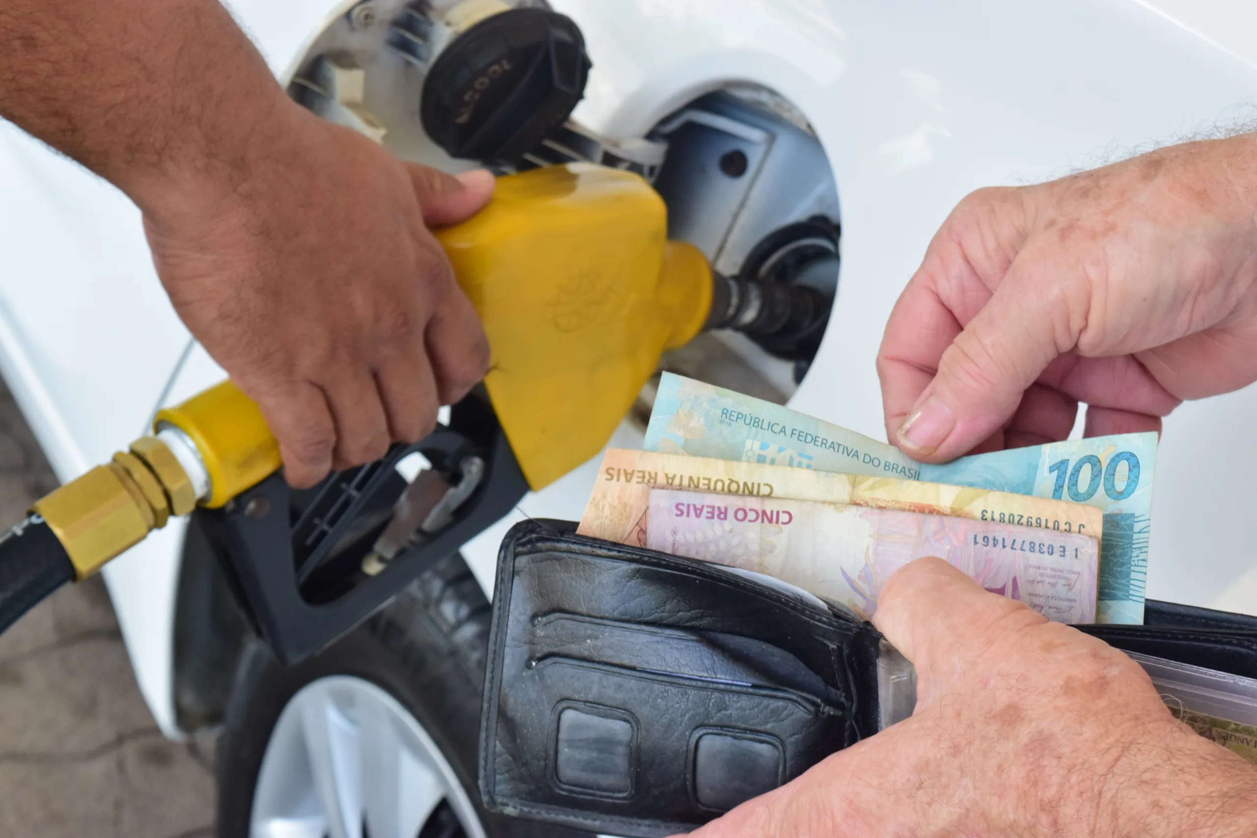 Governo anuncia pacote com subsídios e corte de impostos para conter a alta dos combustíveis; veja o que muda