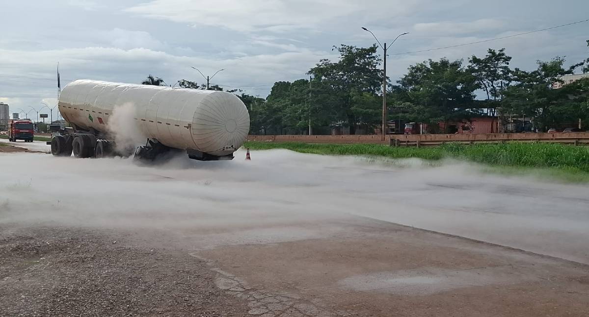 Vazamento de CO2 em caminhão mobiliza Corpo de Bombeiros na BR-364