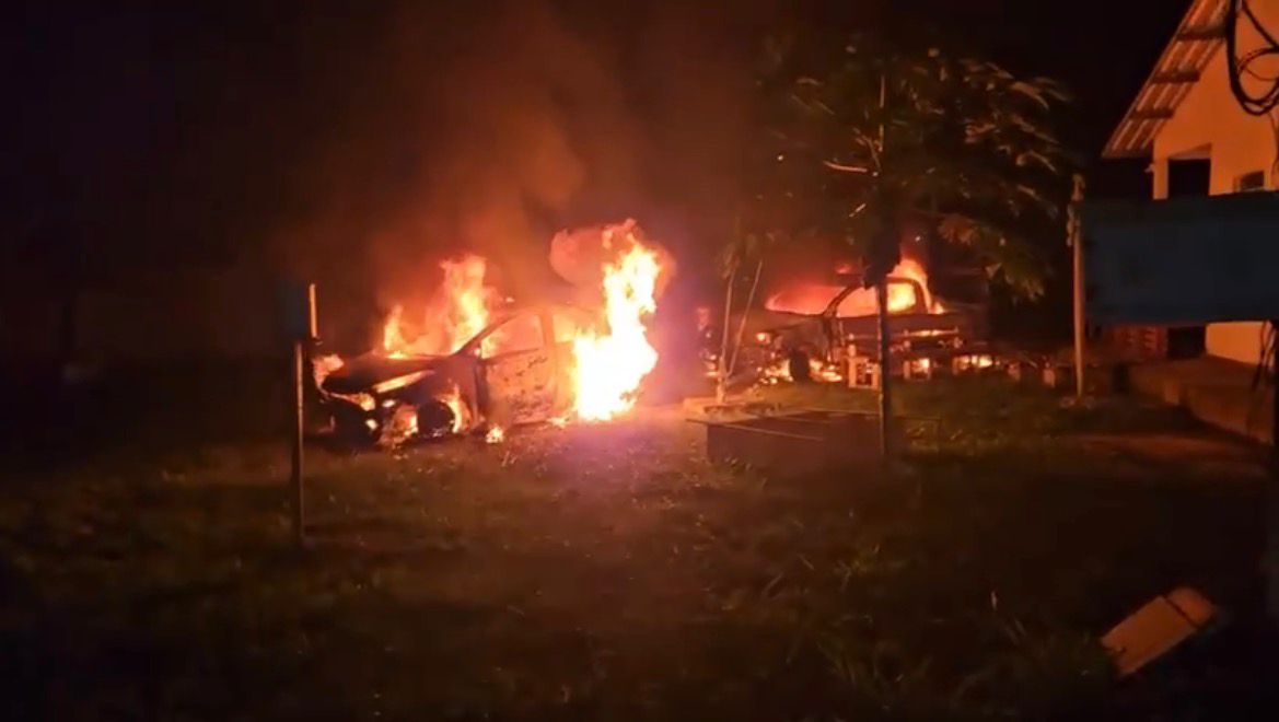 Incêndio atinge duas viaturas da Polícia Militar em Mâncio Lima