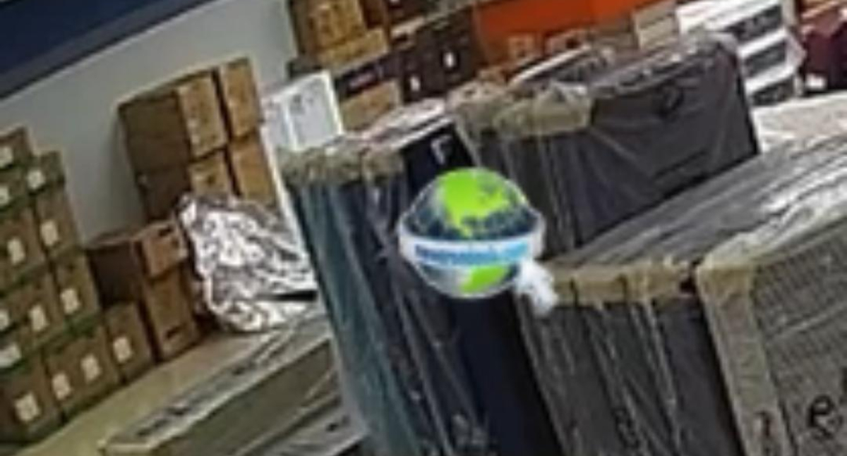 VÍDEO: Criminosos invadem loja, levam 40 produtos e usam Gol vermelho na fuga em Porto Velho