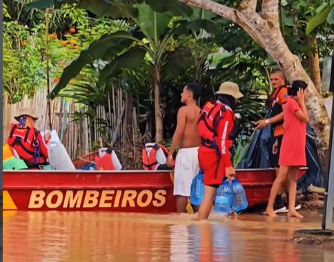 Voluntários destacam importância da convocação durante ação em alagação no Acre