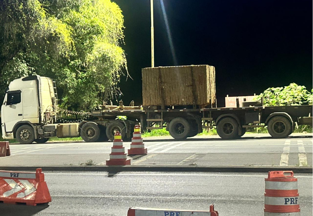 Bloco de granito transportado de forma irregular rende multas para caminhoneiro