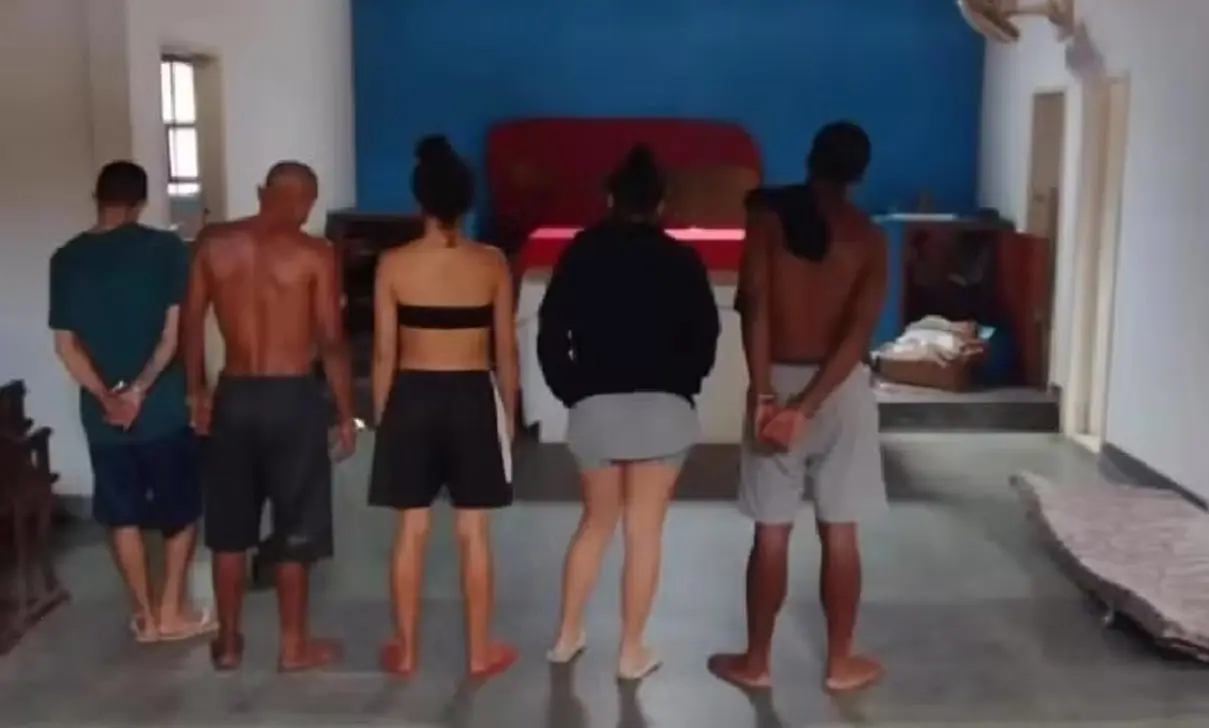 Traficantes fazem igreja de boca de fumo com sexo no altar