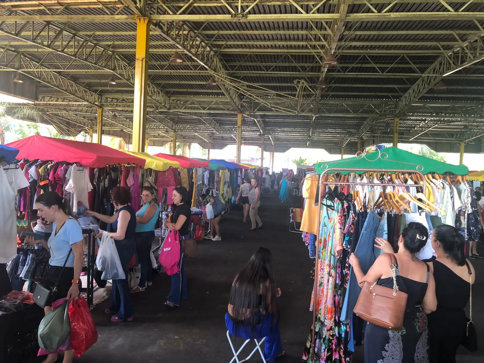 Feira de brechós reúne mais de 50 expositoras em Goiânia