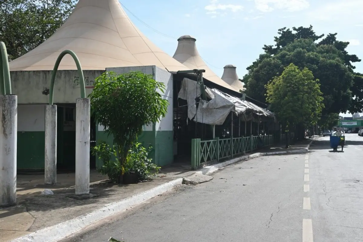 Incêndio em banheiro do Mercado Aberto mata mulher em situação de rua em Goiânia