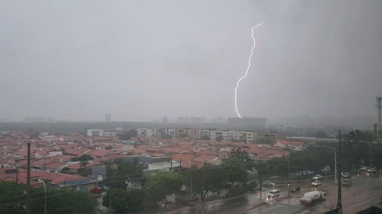 Inmet emite alerta amarelo para chuvas no final de semana