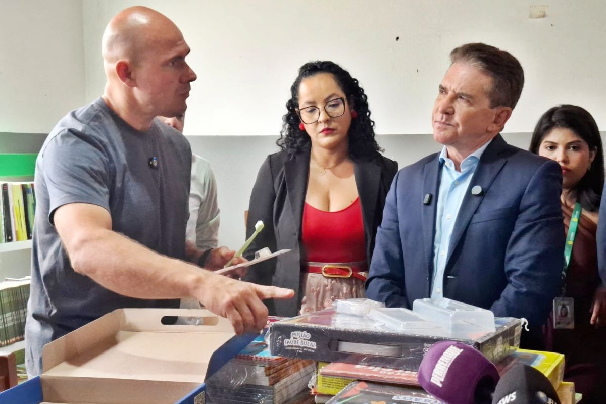 TCE flagra 16 mil livros em almoxarifado: Dinheiro jogado fora