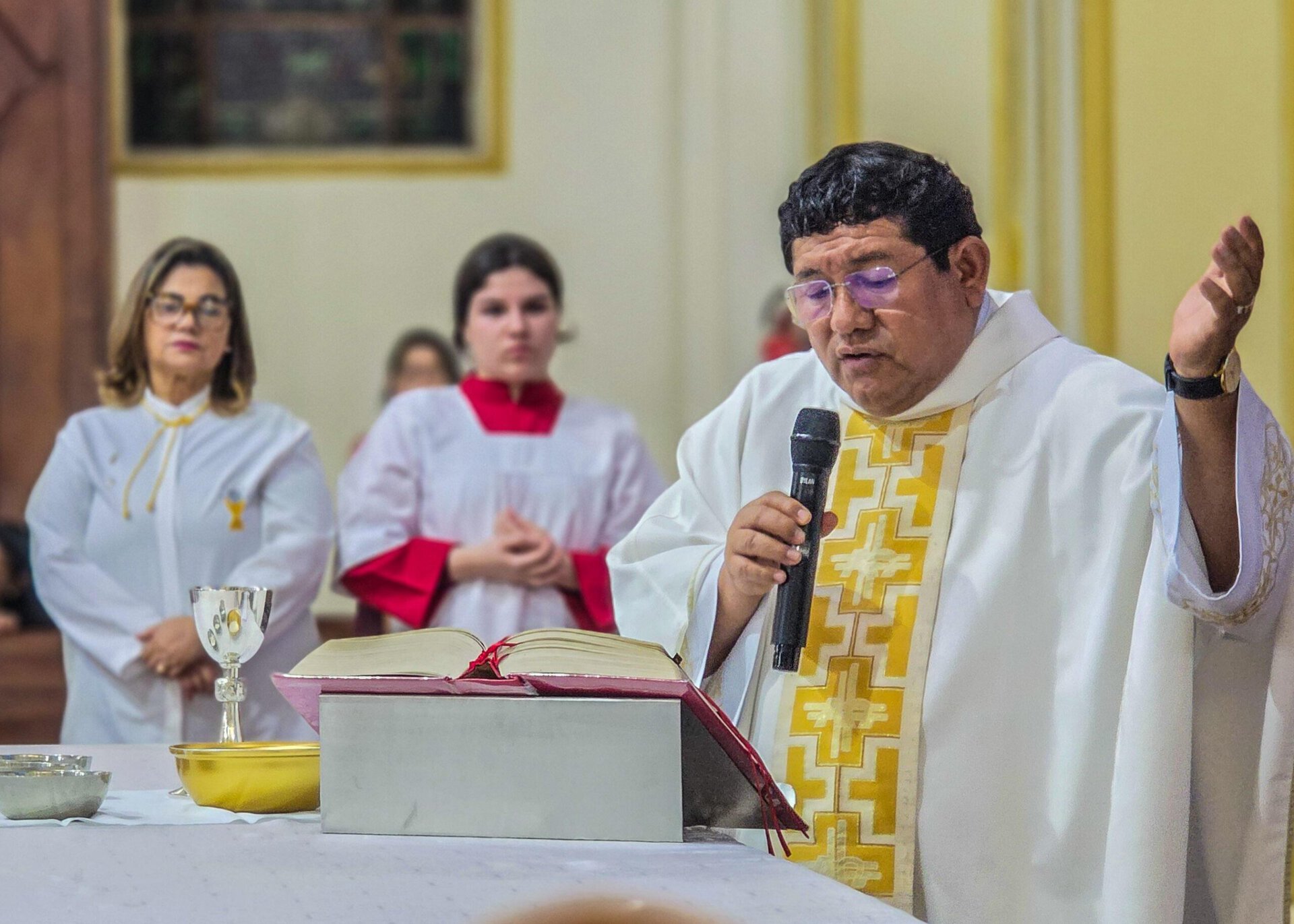 “Chega de violência nas escolas”, clama padre durante missa das vítimas do ISJ
