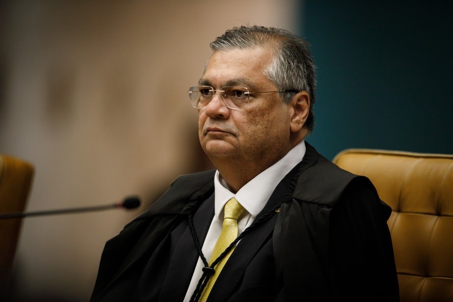 Dino relata ameaça em embarque e alerta para riscos à segurança nos serviços