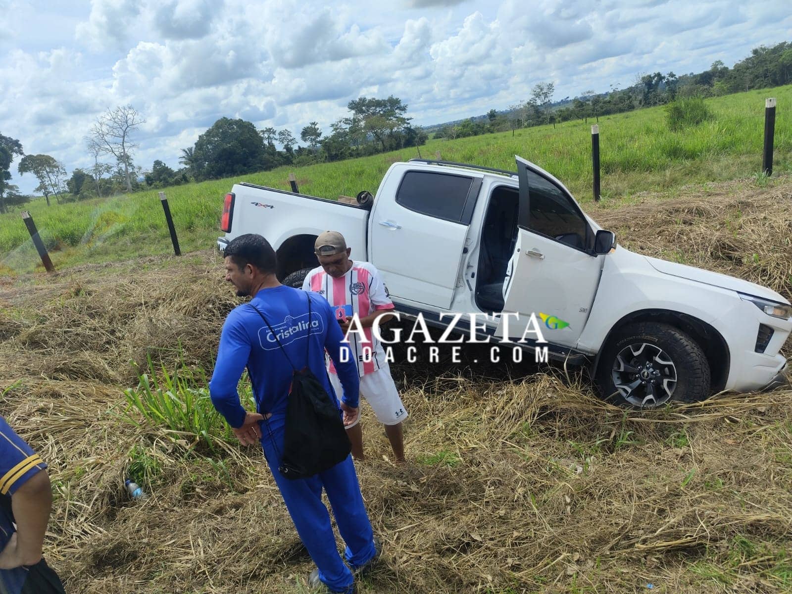 Colisão de caminhonete contra barranco deixa dois feridos na AC-40