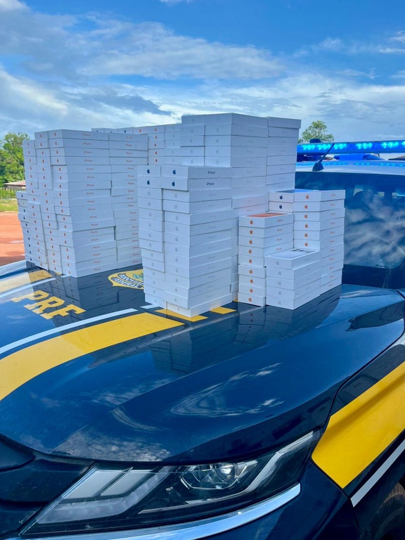 Carga com mais de 400 iPhones 17 é apreendida em fundo falso de caminhonete em Roraima
