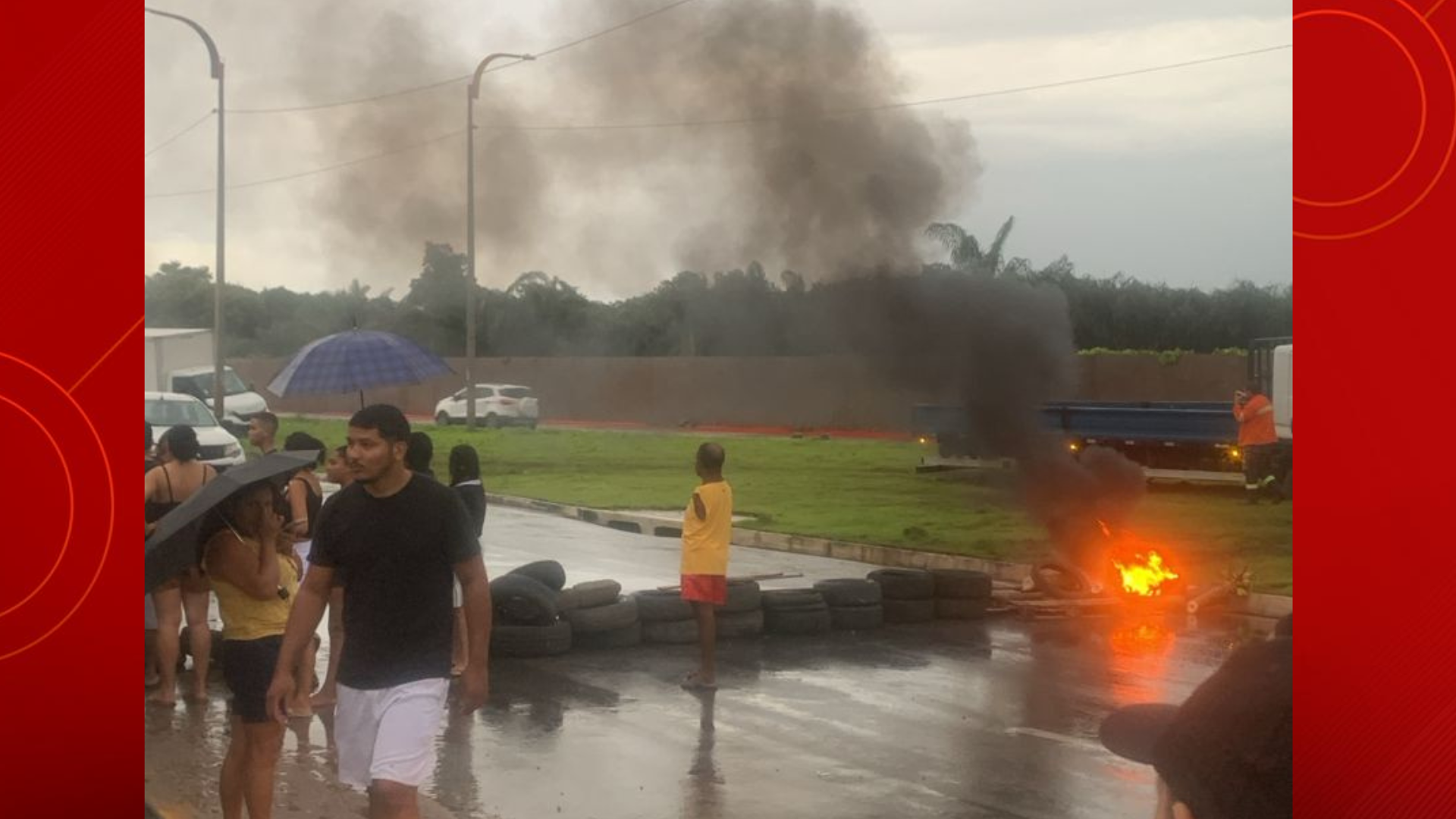 Moradores protestam na Avenida Metropolitana após perda de móveis durante a chuva