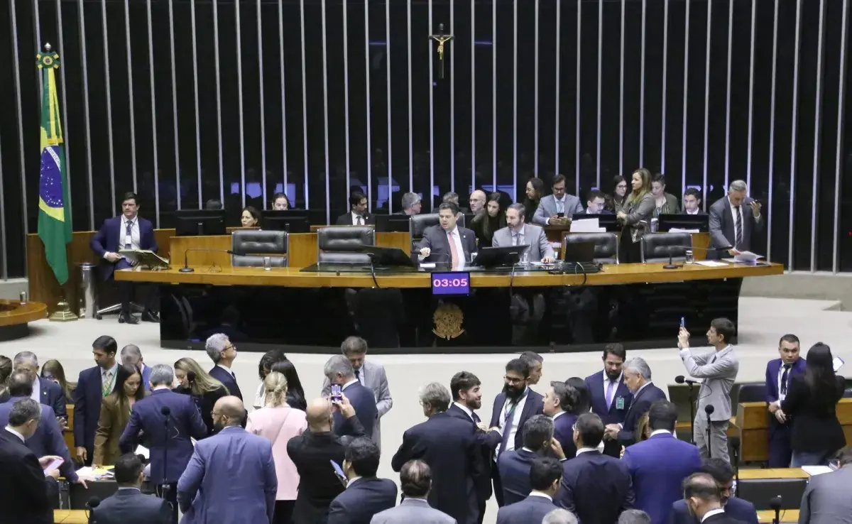 Parecer da 6×1 é adiado em meio à pressão para transição de 10 anos