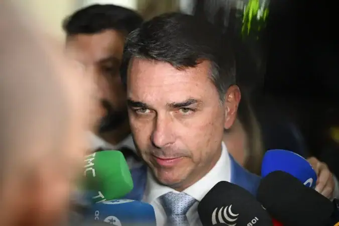 Flávio Bolsonaro admite encontro com Vorcaro após prisão do banqueiro
