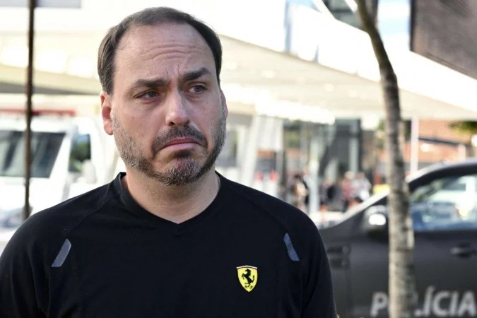 Carlos Bolsonaro critica divisões na direita e diz que reeleição de Lula seria “fim definitivo do país”