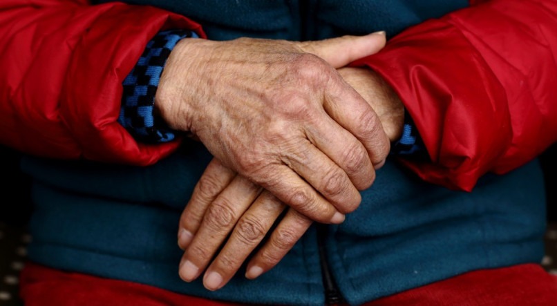 Medo de quedas e falta de acessibilidade afetam idosos nas cidades brasileiras