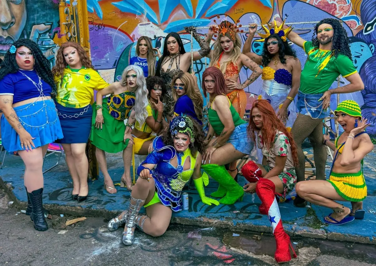 Evento em Goiânia une arte drag, futebol e música brasileira