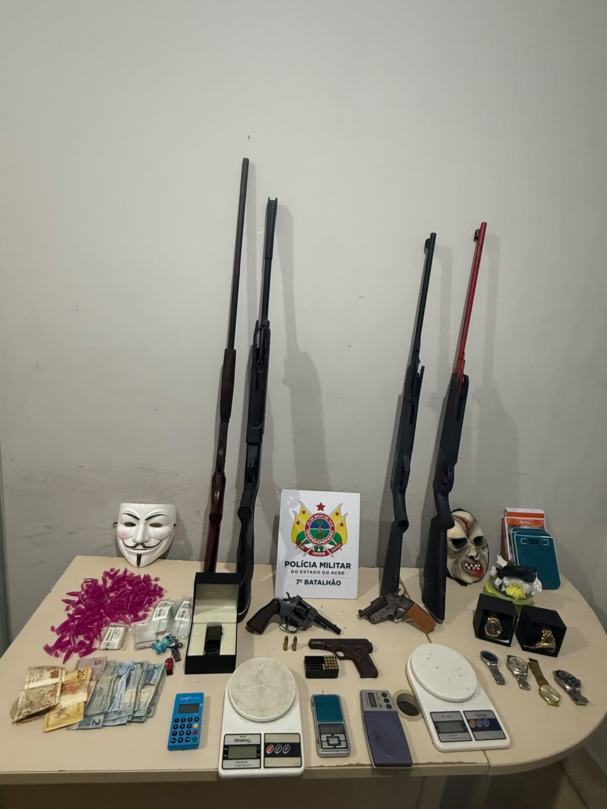 PM apreende 7 armas de fogo, drogas e produtos de origem criminosa em Tarauacá