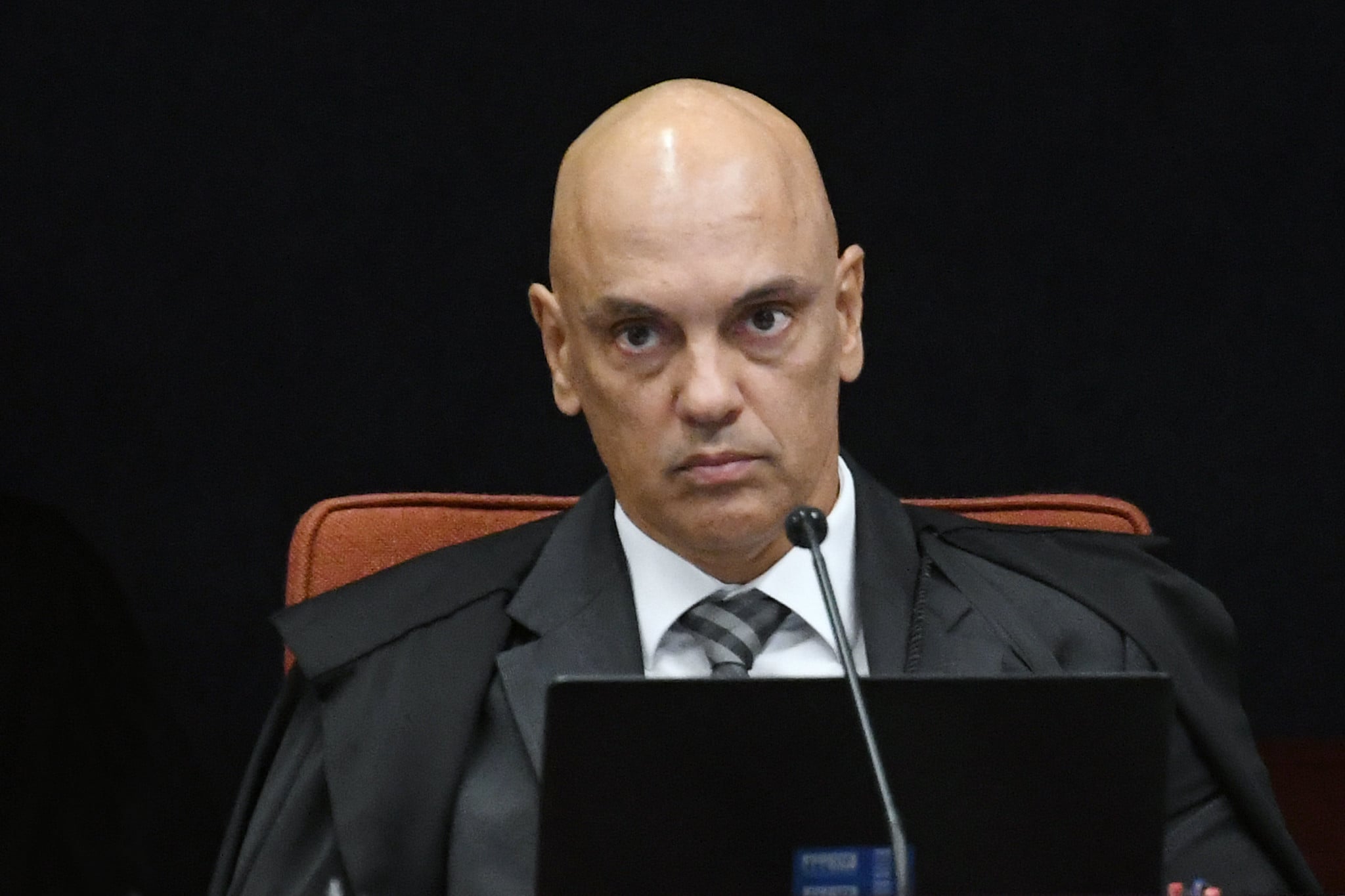 Moraes suspende aplicação da Lei da Dosimetria para condenados do 8 de janeiro até decisão do STF