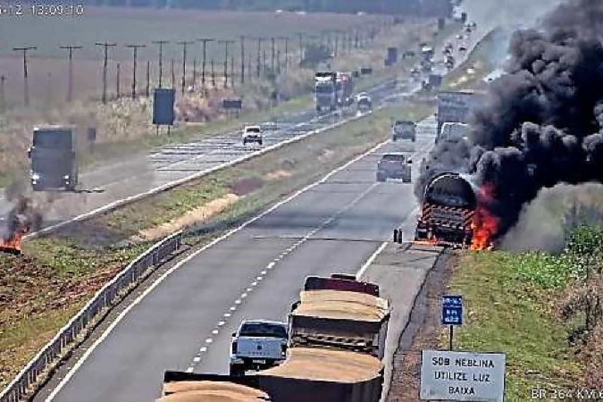 Carreta-tanque pega fogo e interdita rodovia em MT; veja vídeo…