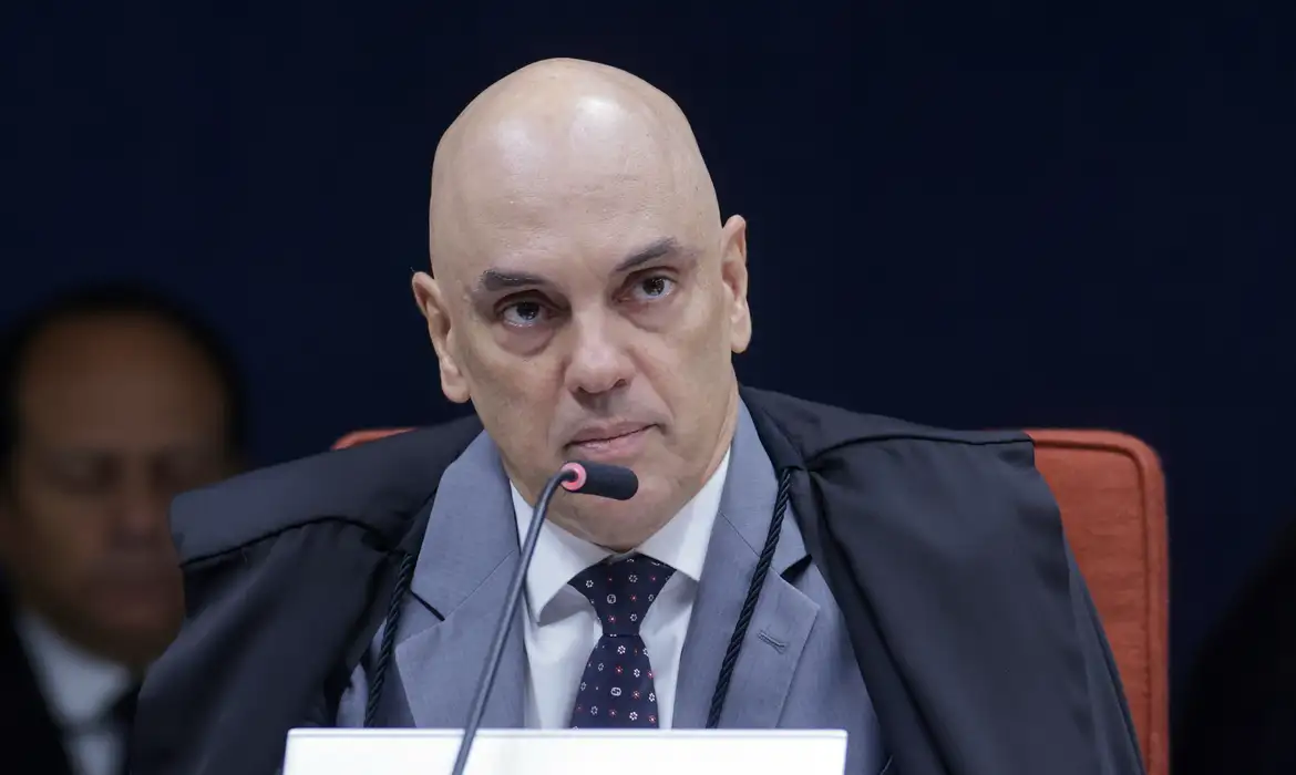 Moraes pede parecer da PGR sobre inclusão de Jair e Flávio Bolsonaro em investigação