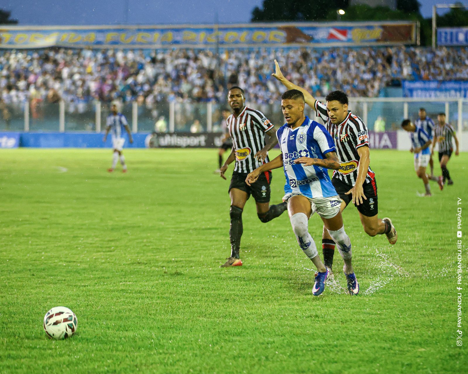 Na raça, Paysandu marca no fim, explode a Curuzu e assume a liderança da Série C