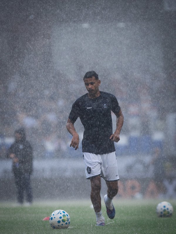 VAR aponta “joelhada” de Zé Ricardo em expulsão contra o Palmeiras
