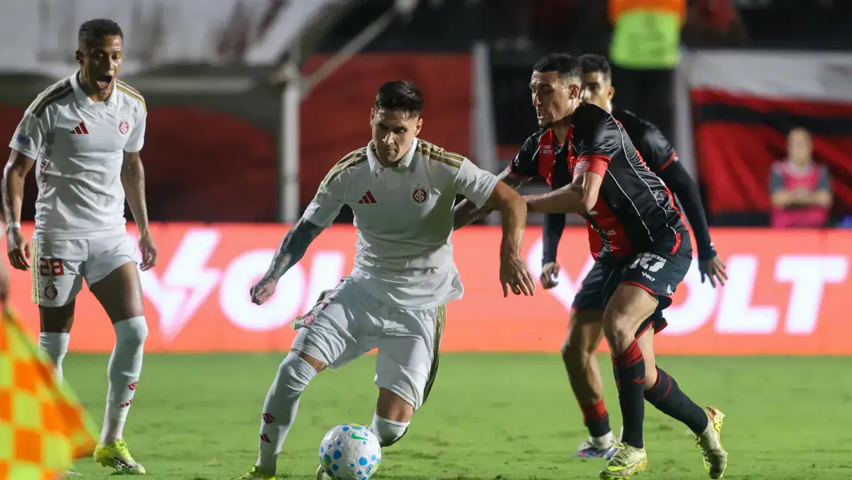 Destaque marca, e Vitória bate Internacional em casa pelo Brasileirão