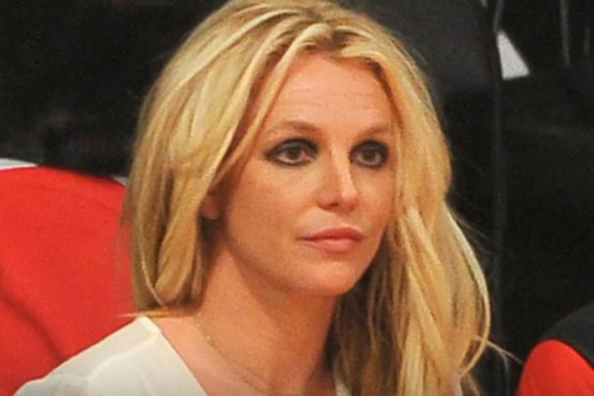 Britney Spears surta e late para amigos em jantar…