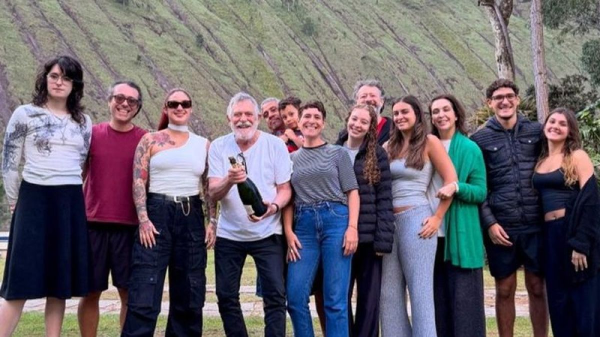 José de Abreu reúne a esposa, filhos e netos em aniversário…