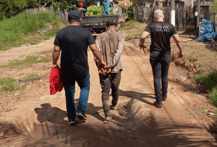 Foragido que rompeu tornozeleira eletrônica é preso após desembarcar de barco no Acre