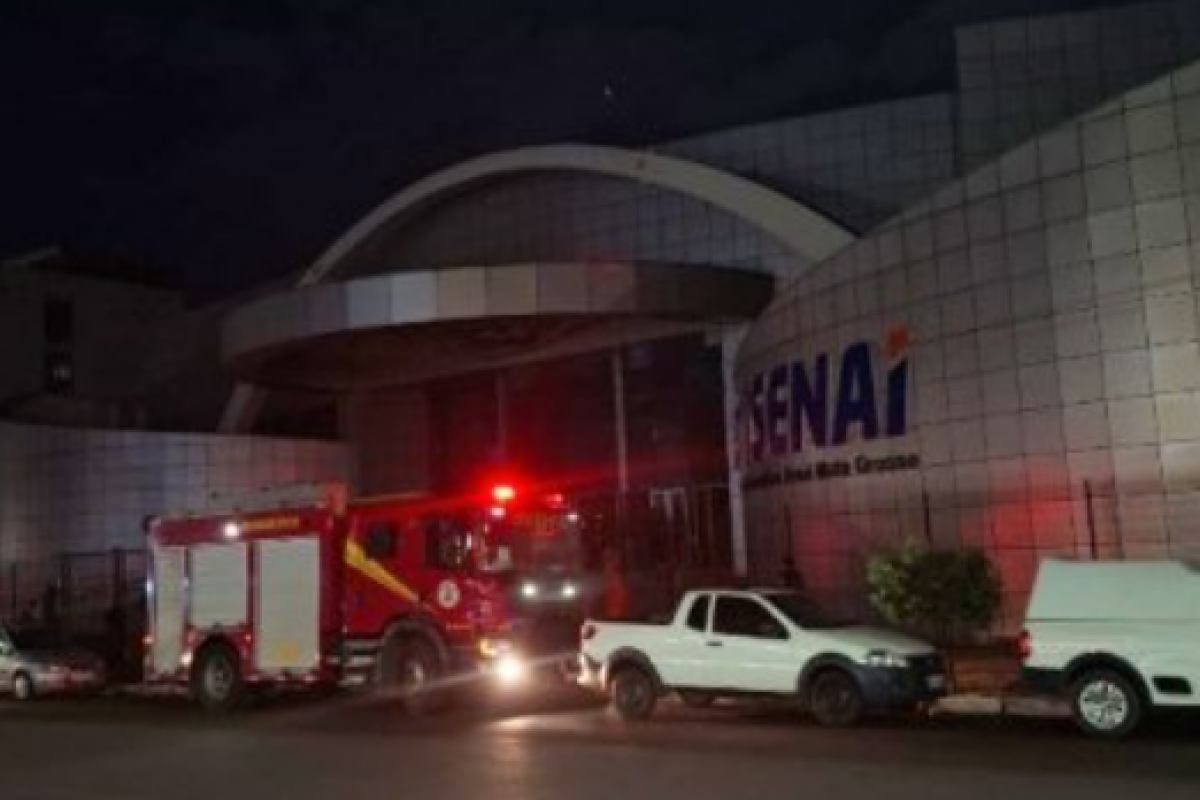 Bombeiros evacuam estudantes de faculdade após incêndio; veja…