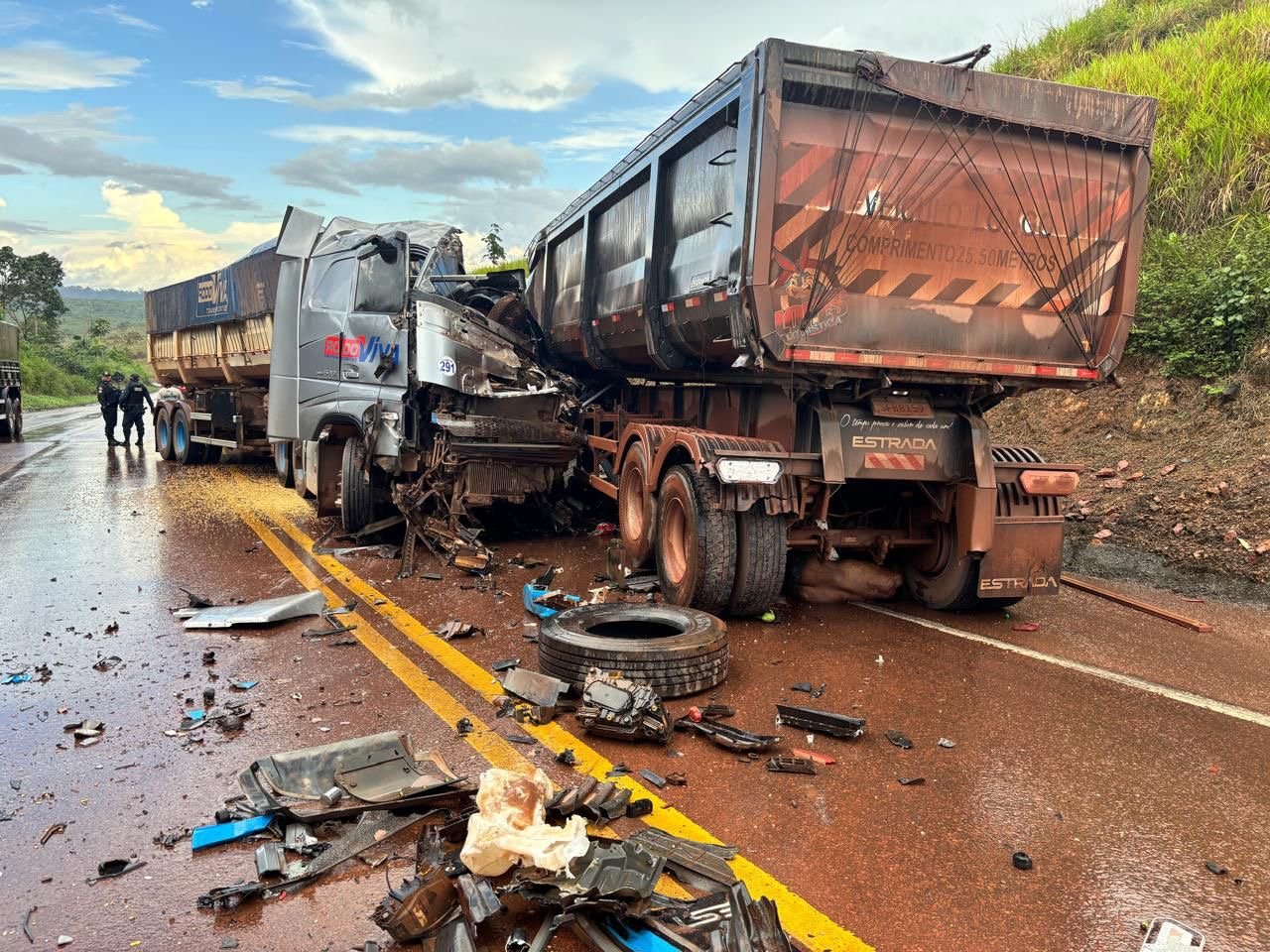 Motorista morre após colisão entre carretas na BR-163, em Itaituba